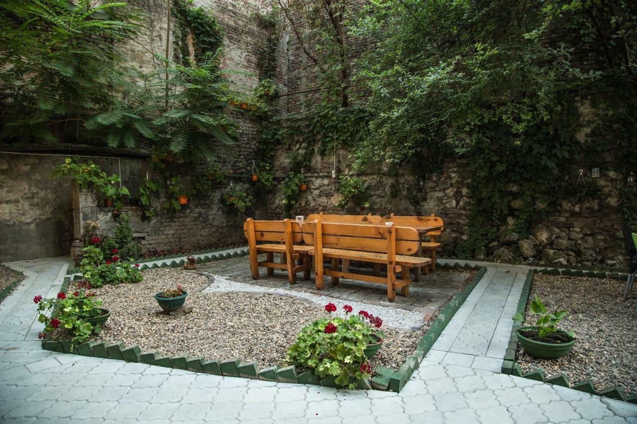 White Owl Hostel Belgrado Buitenkant foto